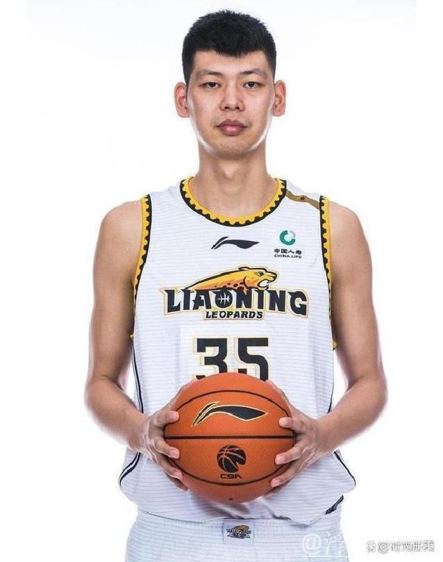 杭州经纬男篮队巡礼发布:朱荣振、黄旭等球员亮相NBL 杭州经纬男篮队巡礼发布:朱荣振、黄旭等球员亮相NBL