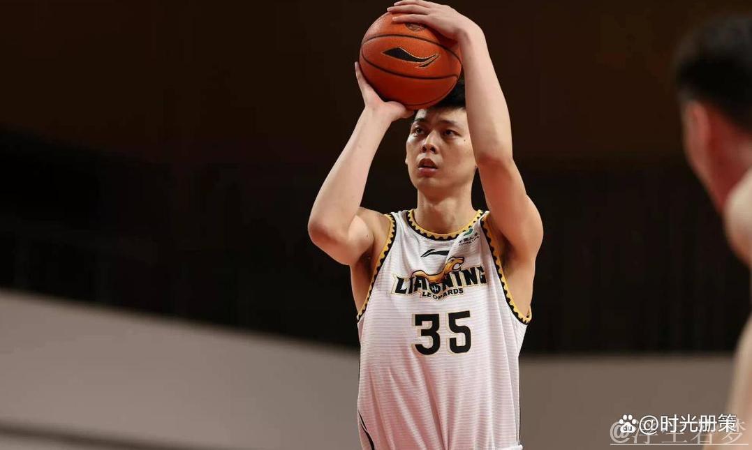 杭州经纬男篮队巡礼发布:朱荣振、黄旭等球员亮相NBL 杭州经纬男篮队巡礼发布:朱荣振、黄旭等球员亮相NBL